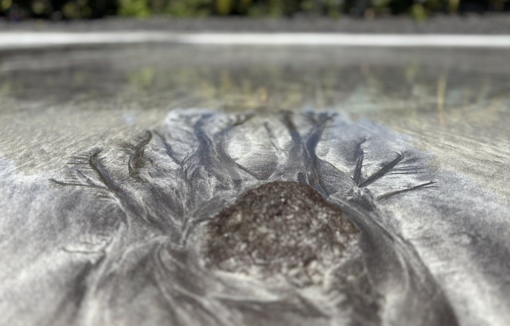 Am Strand mit schwarzem Sand finden wir einzigartige Kunstwerke.