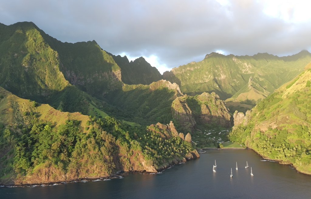 Die Bucht vor Hanavave, ob bei Tageslicht...