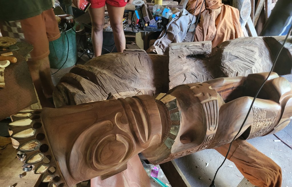 Tikis in allen Formen und Grössen. Dieser hier soll nach Tahiti verschifft werden.