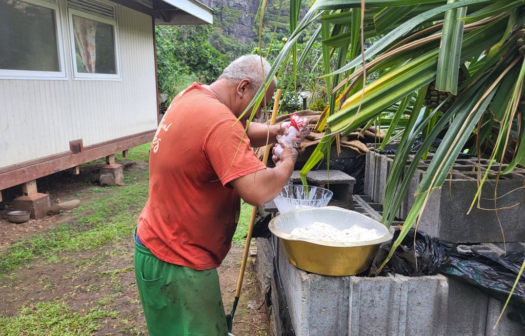 Simon macht frische Kokosmilch für das Abendessen.
