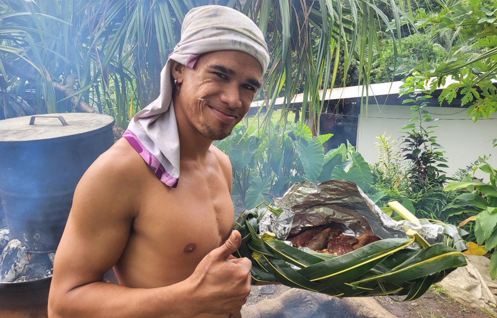 Alain mit einem Korb voll Fleisch: Ziege und Schwein.