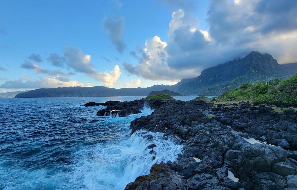 Die wilde und kräftige Ostüste Hiva Oas.