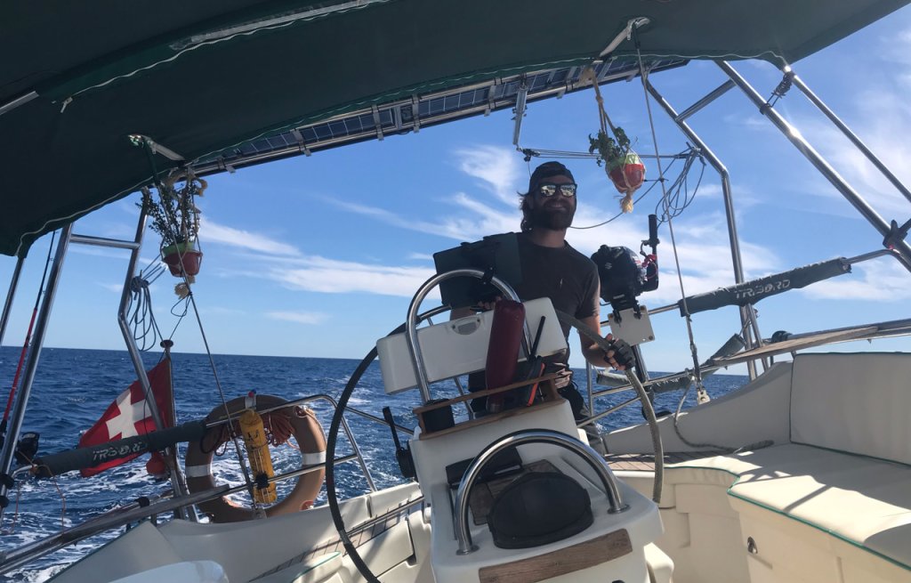 Anfahrt auf Tivat, der Captain steuert hart am Wind!