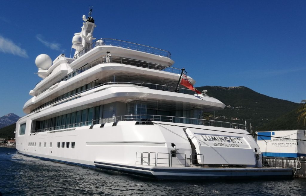 Eine mega Yacht nach der anderen...