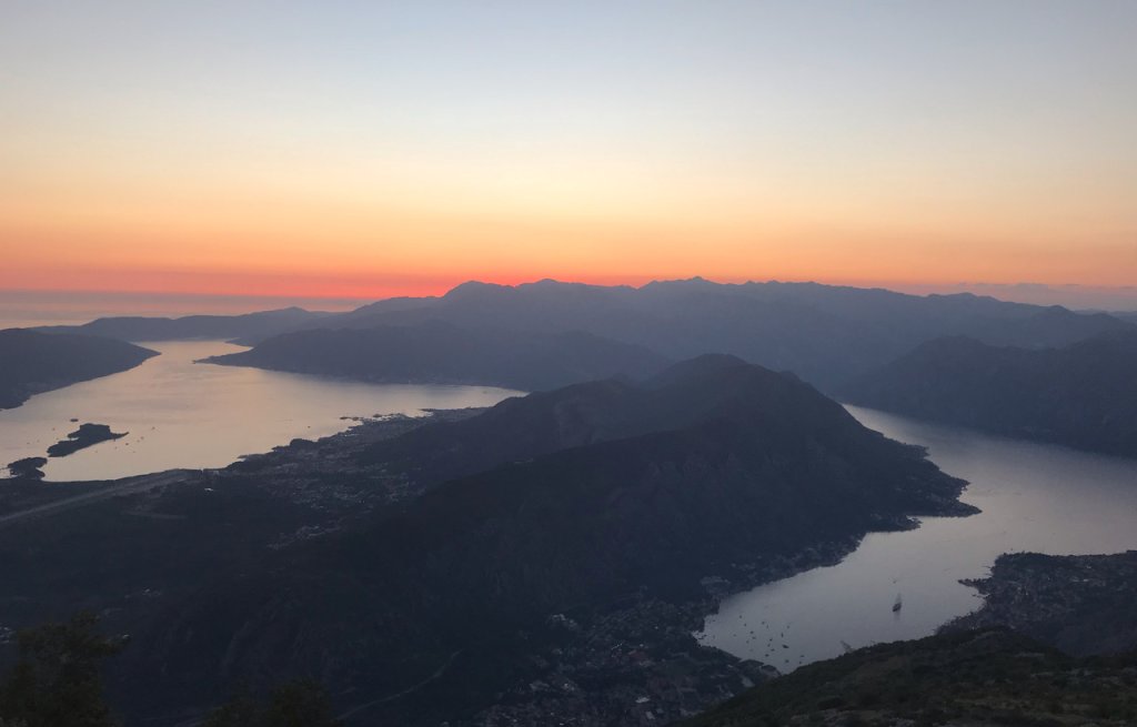 Sonnenuntergang hinter der Bucht von Kotor.
