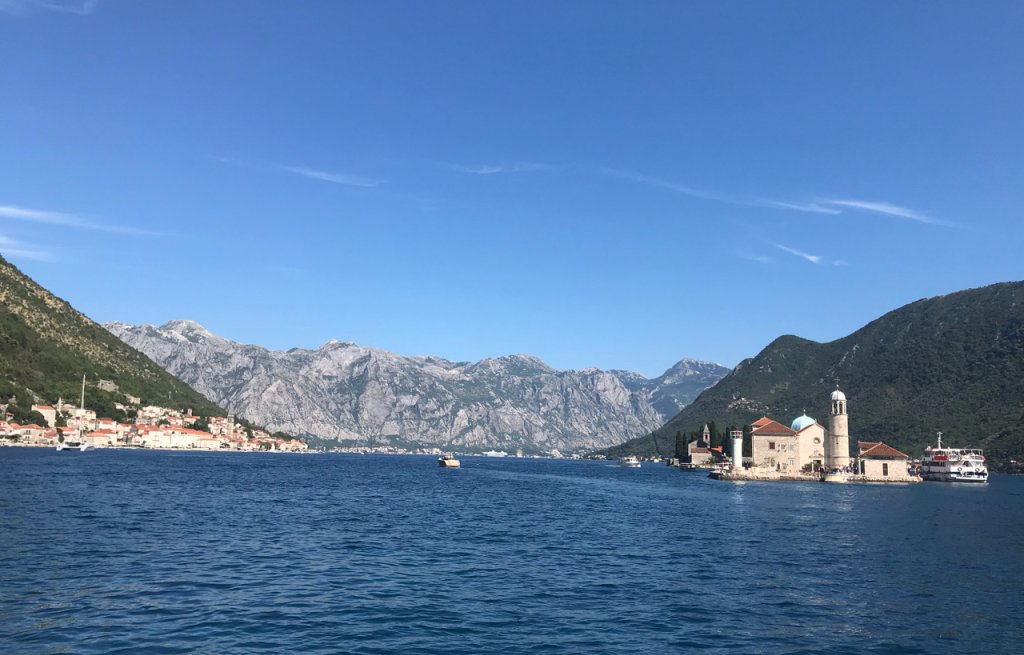 Die Berge von Kotor, an deren Fuss sich das Meer schmiegt.