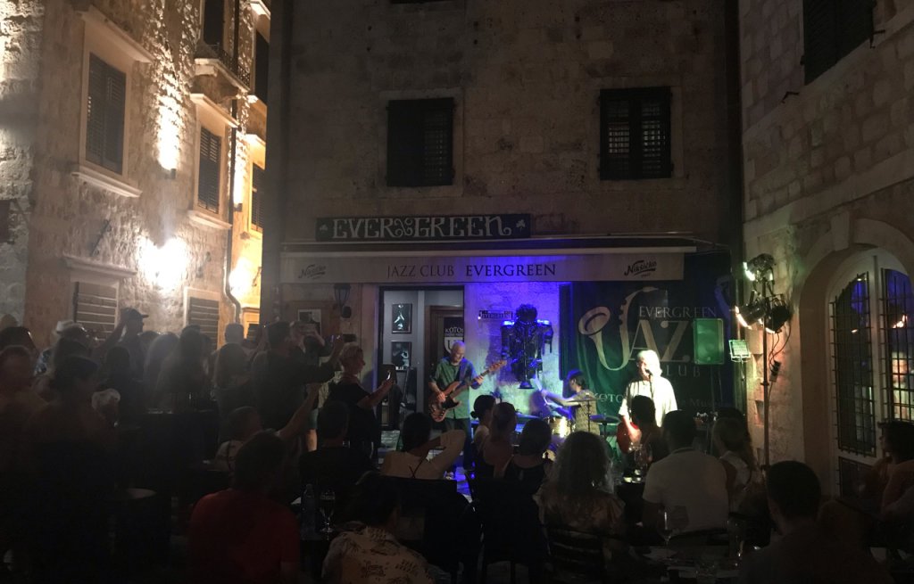 Live Band spielt vor einer Bar.