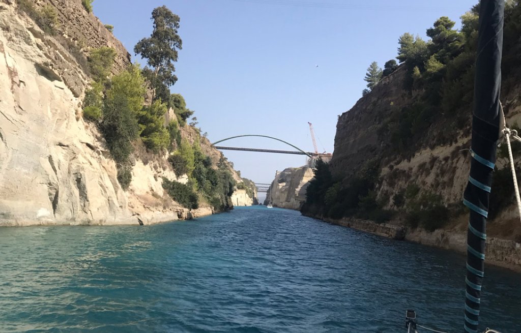 Wir fahren durch den Kanal von Korinth.
