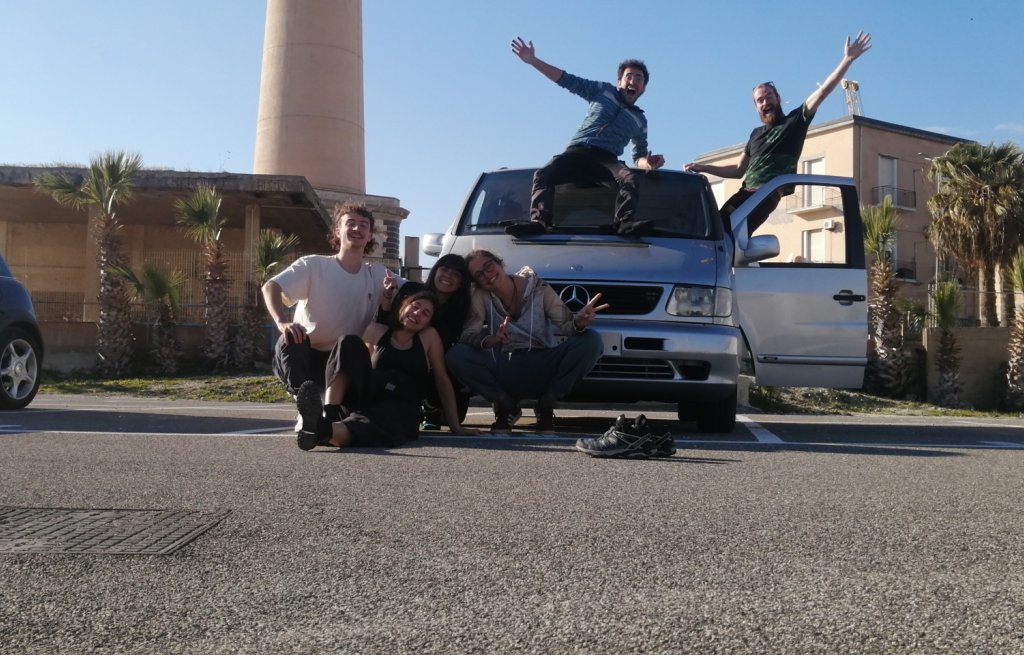 Gruppenfoto auf dem Parkplatz des Hafens.