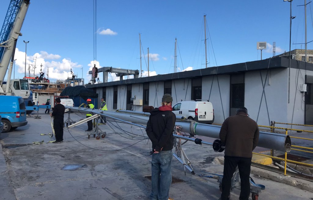 Mast auf dem Boden der Werft.