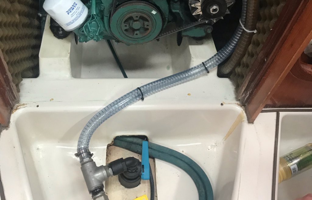 Neues TruDesign Seeventil und neuer Schlauch für die Seewasserkühlung des Motors.