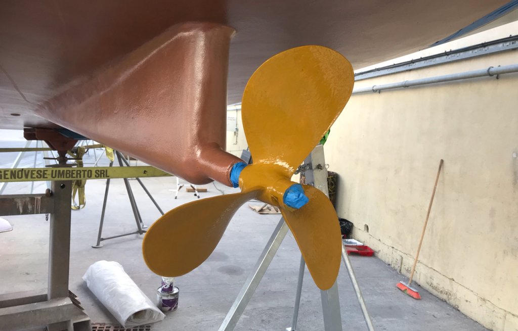 Frisch gestrichenes Silikon Antifouling auf dem Propeller.