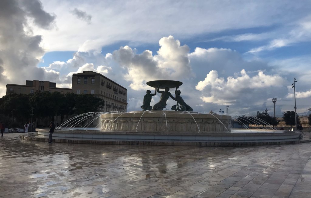 Brunnen vor dem Eingang zu Valletta.