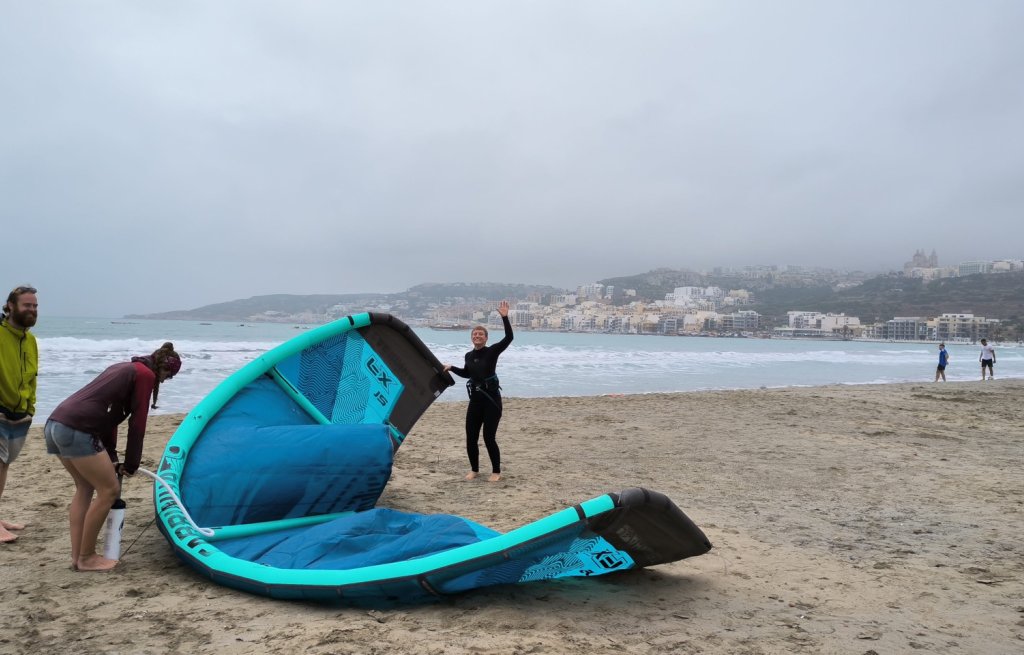 Motivierte Kite-Laura in Kackwetter!