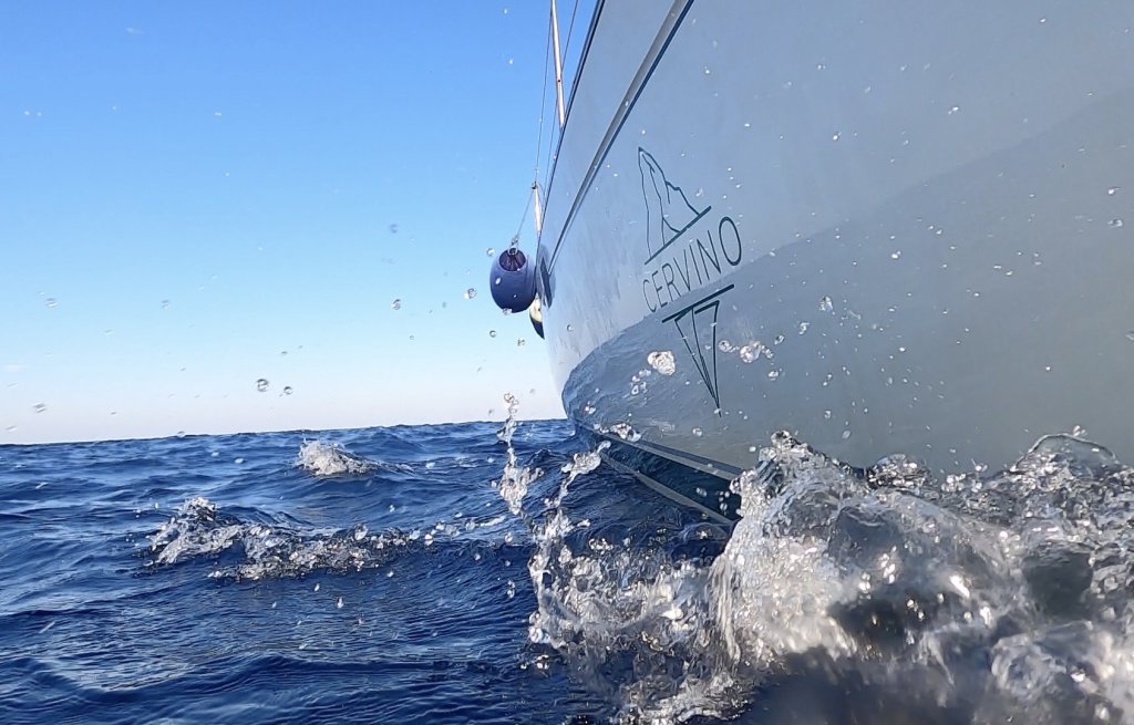 Unsere CERVINO zerpflügt das Mittelmeer.