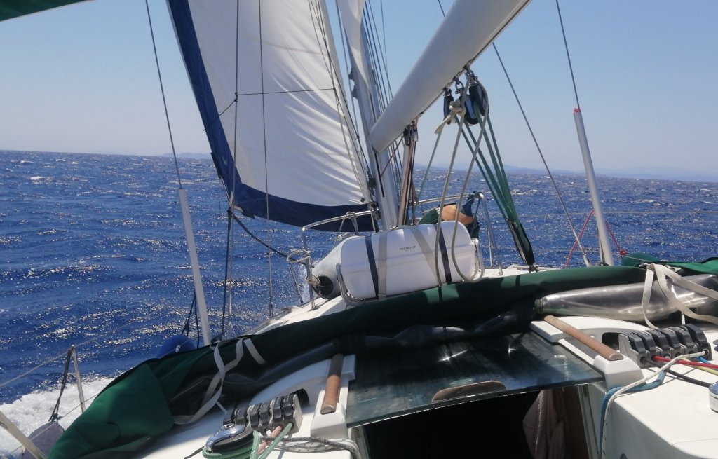 Hart am Wind bei 30kn von Korsika nach Sardinien, Juli 2023.