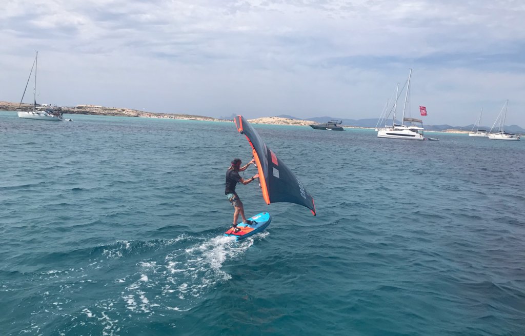 Thierry with the wing and already on the foil board.