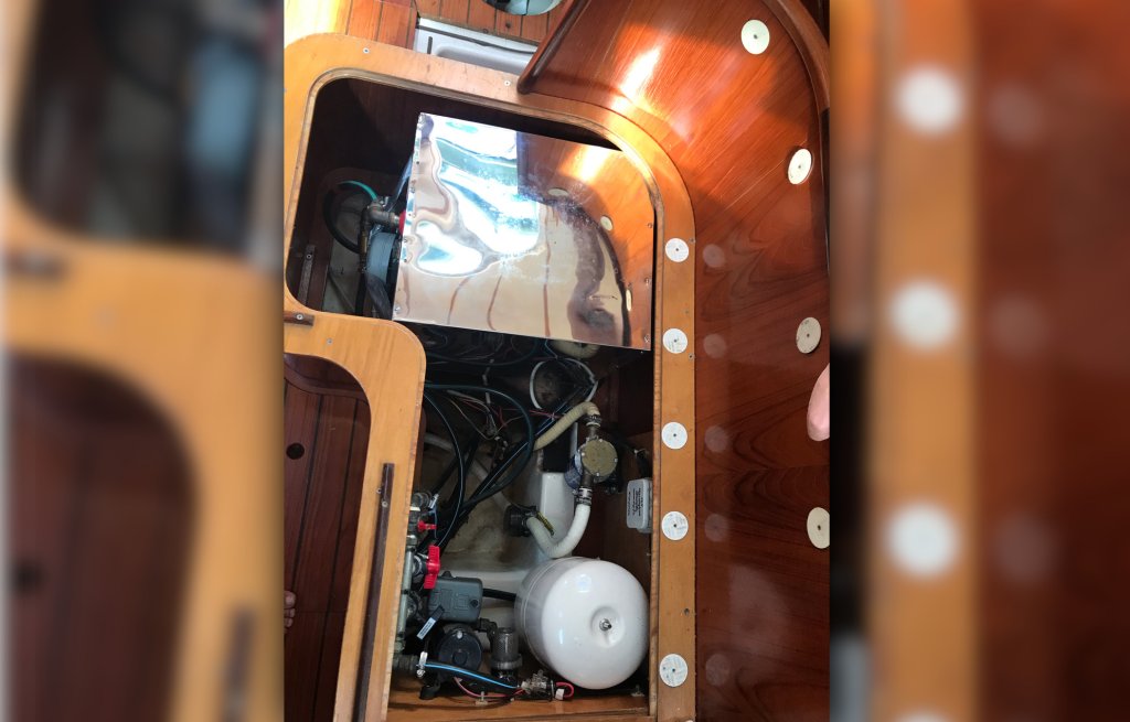 Compartment under the bench: before.