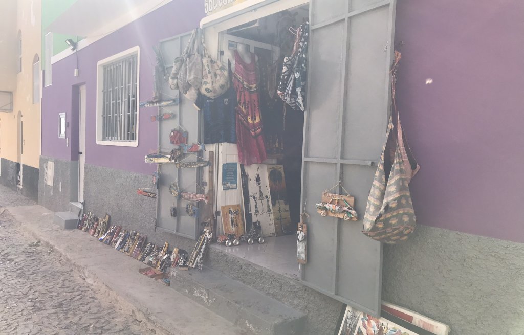 Many small shops around with art and jewellery.