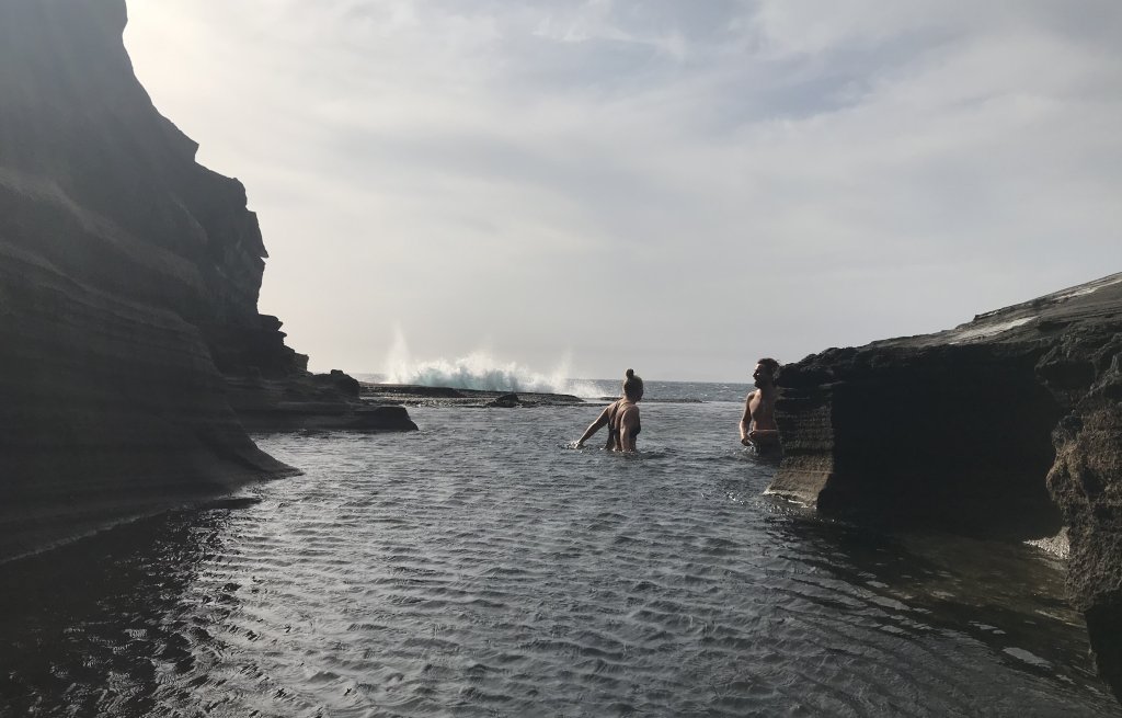 Marti & Wulfi in the pool.