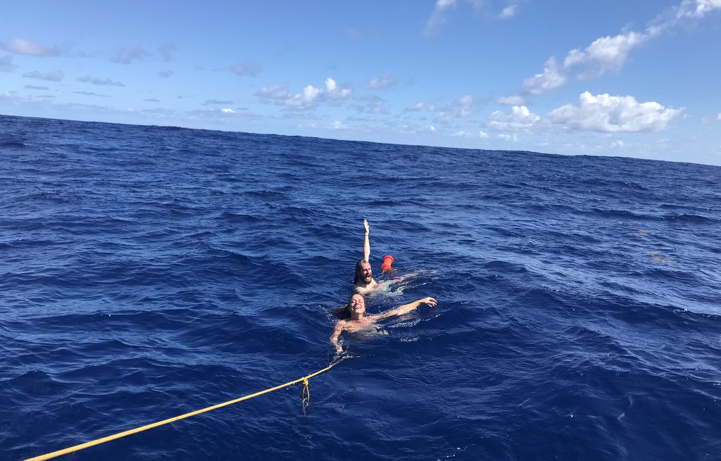 Refreshment in 4000m deep water.