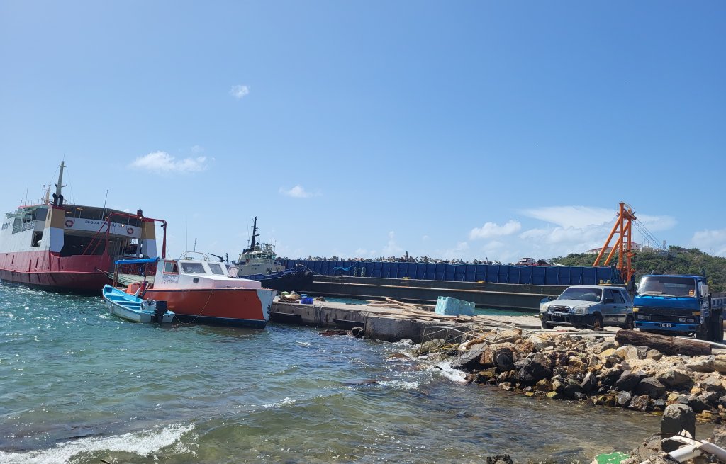 Already the 6th ship to dispose of metal waste (mainly house roofs) from Union Island.