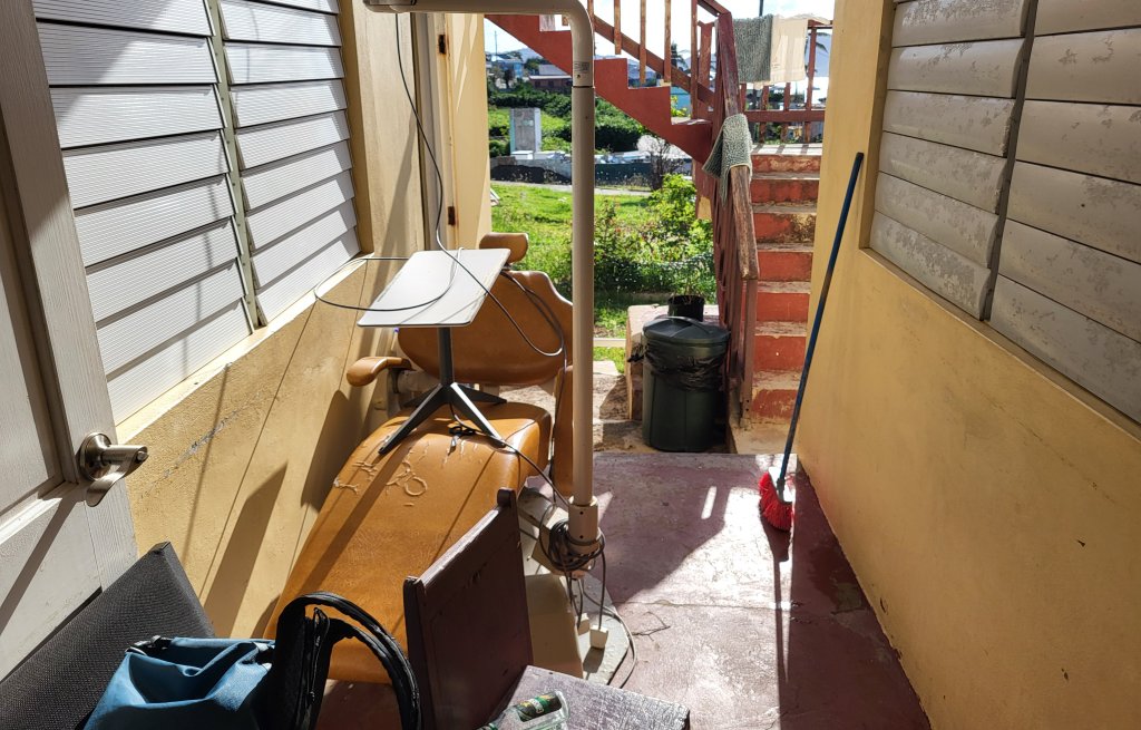 We pick up our patient Starlink in Petite Martinique.
