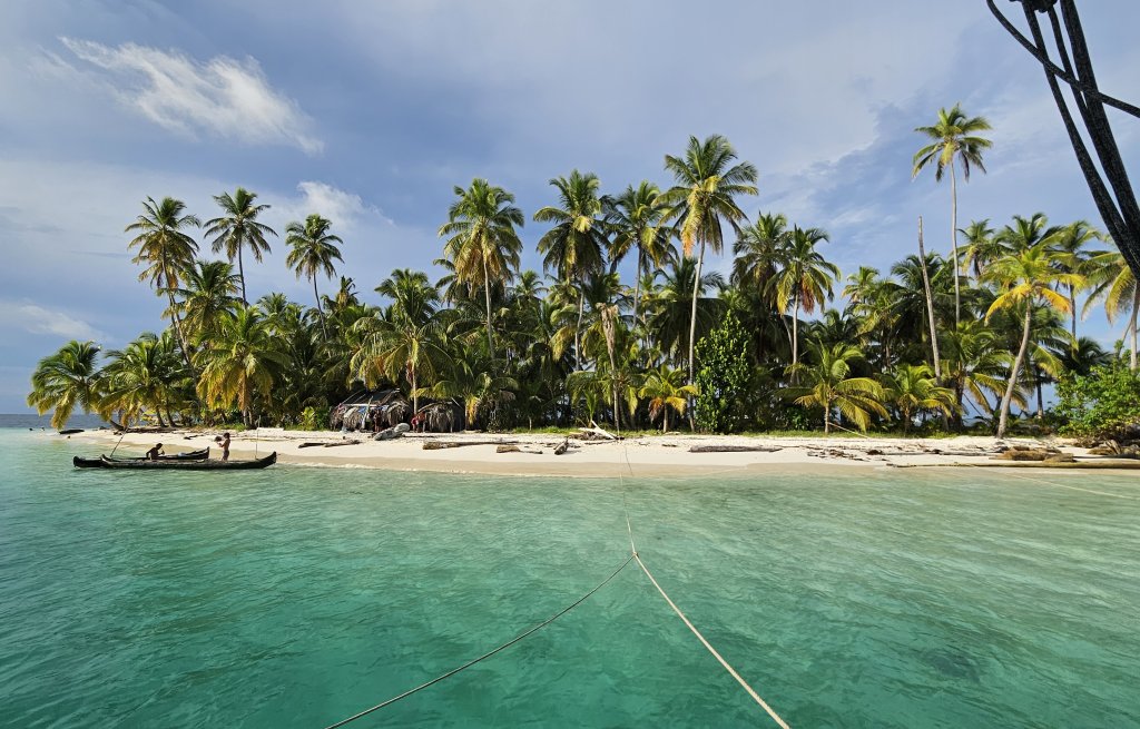 We tie up our stern to a palm tree.