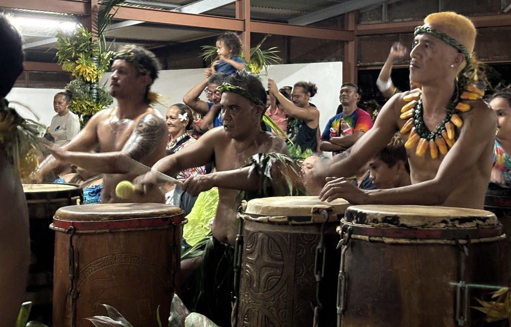 The musicians too are giving their everything.