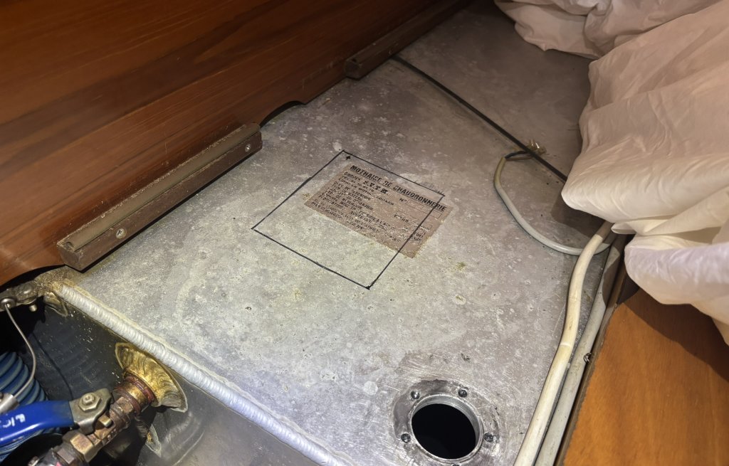 Our fueltank and where we want to put a hatch.