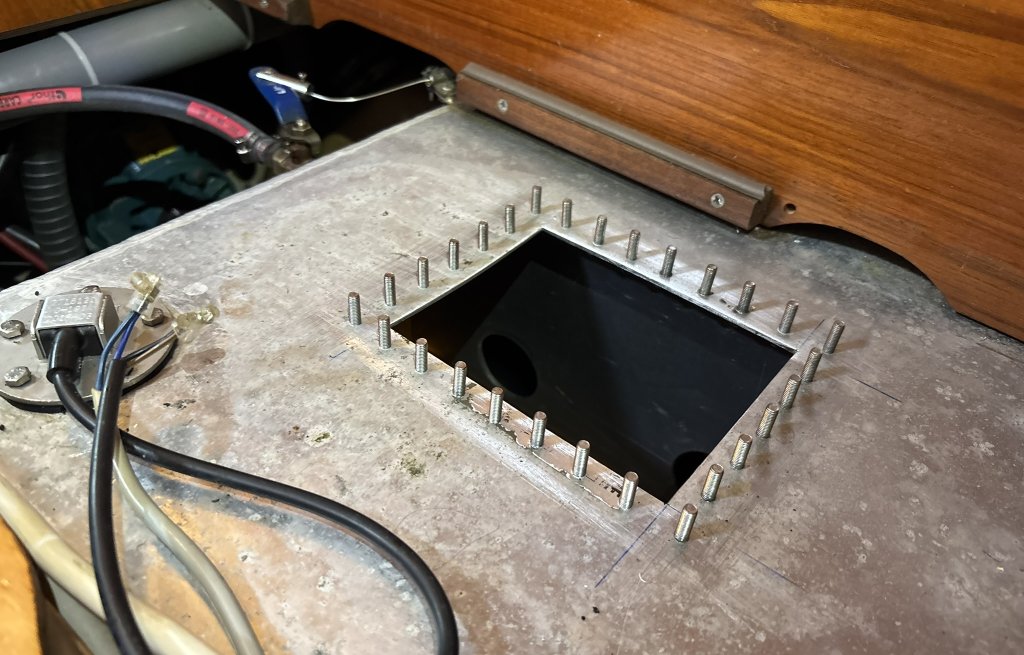 We cut the opening, clean out the tank and prepare the cover og the hatch.