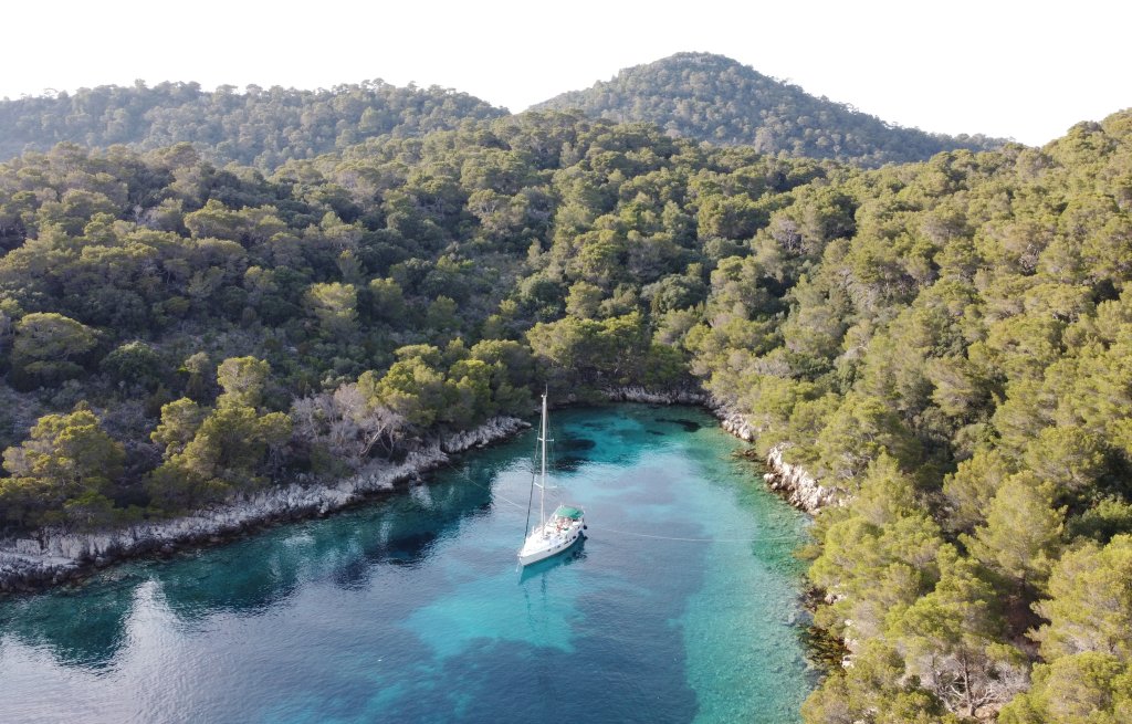 Achoring with shore lines in a bay of Lastovo
