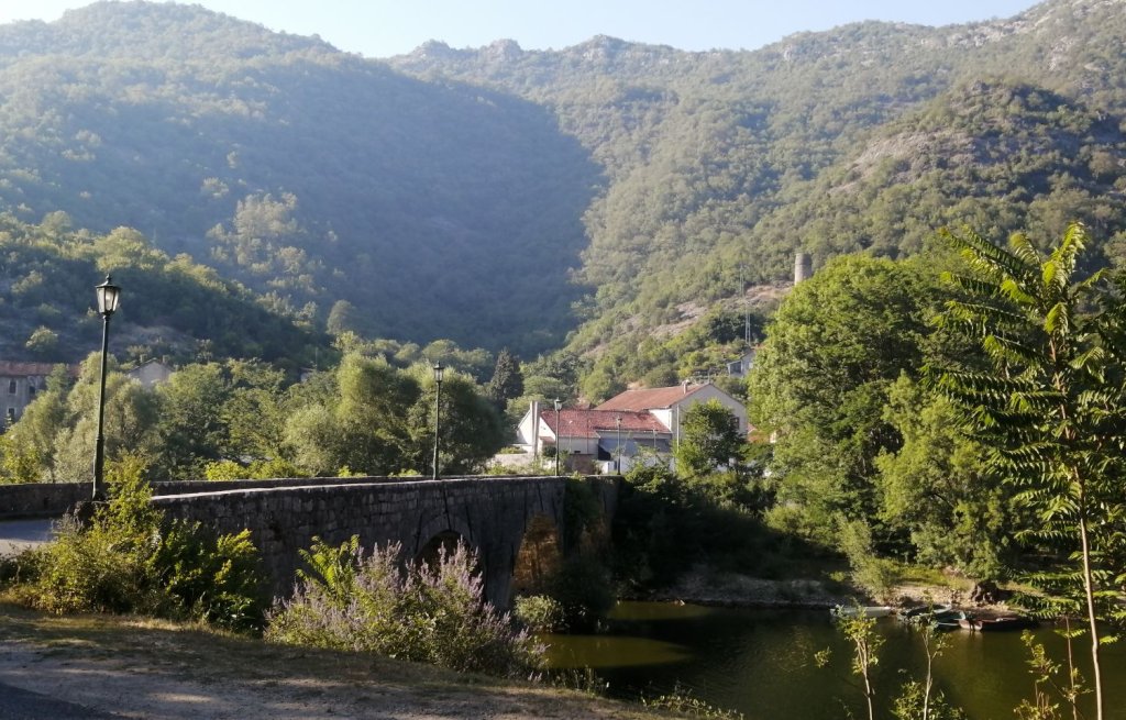 Nice little roads lead through the mountains.
