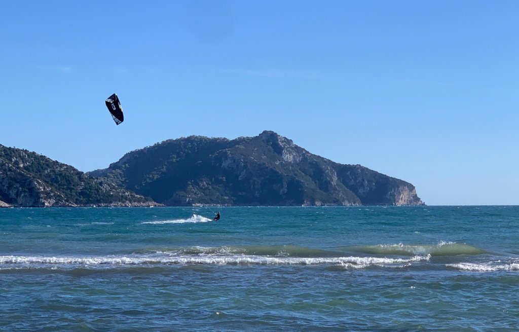 Kitesurfing in Porto Skrofa.