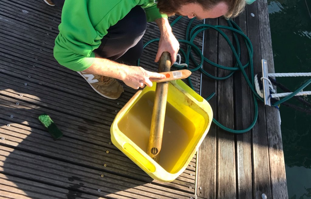 Thierry is cleaning our engine's heat exchanger.