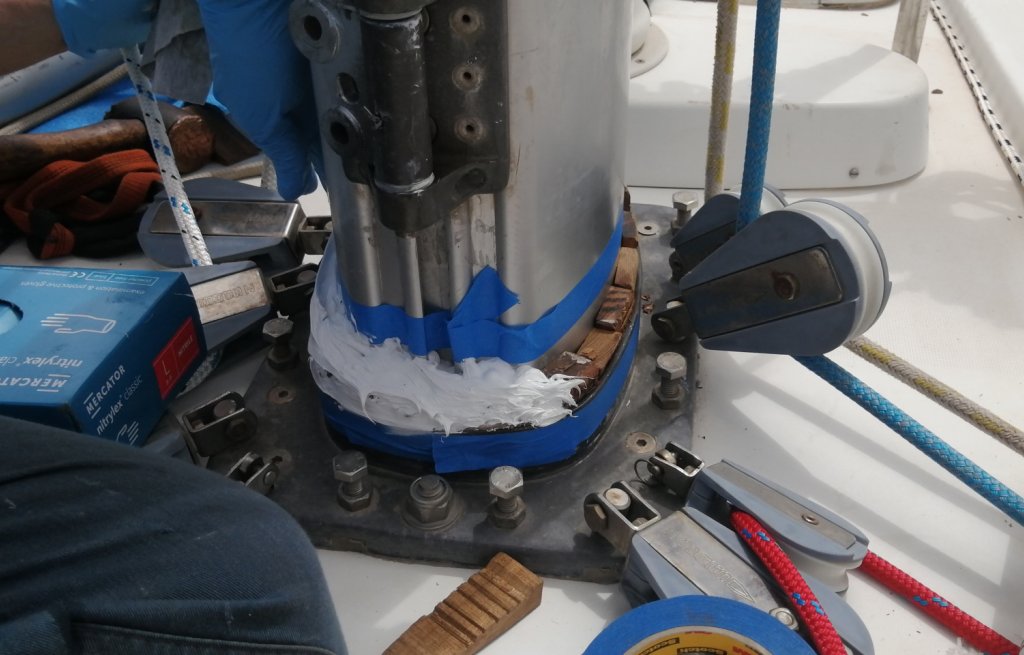 Renewing the sealing on the foot of the mast.