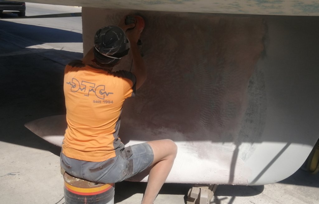 Sanding of the keel after fairing.